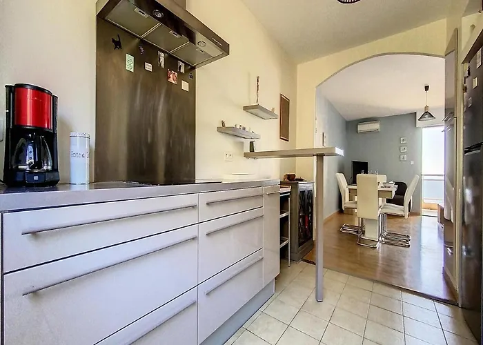 Square Victoria Apartment